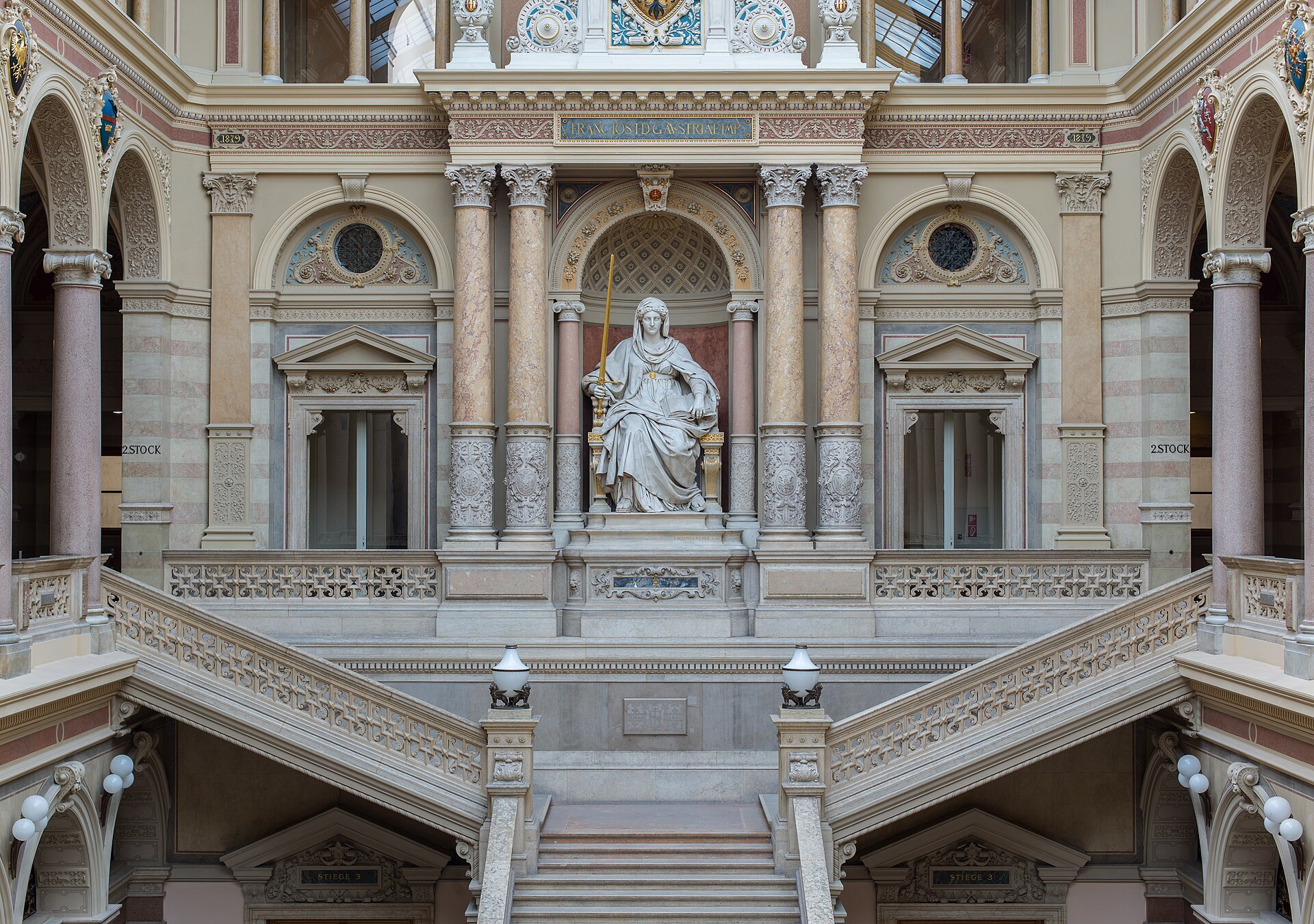 Justitia-Statue im Wiener Justizpalast